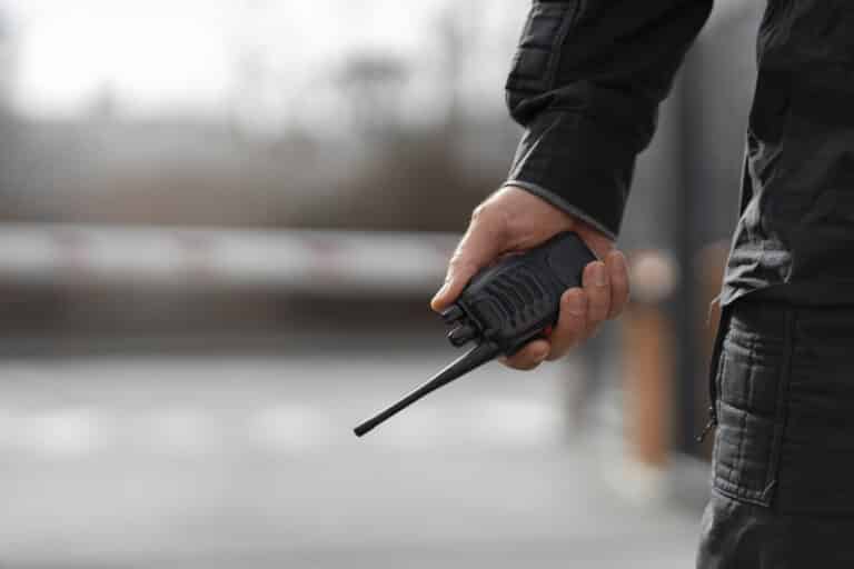 Mag je werkgever je volgen via je werktelefoon of gps? De regels in de beveiliging