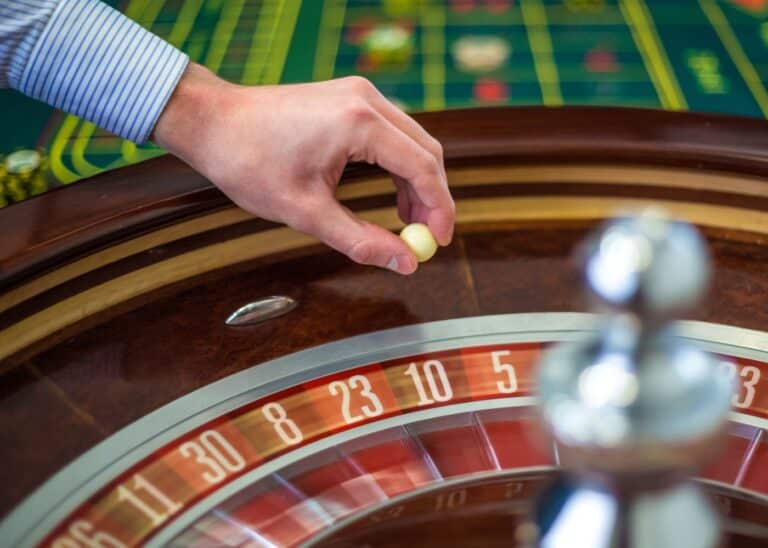 Beveiliger in een casino of speelhal (2026): wat je doet, de regels en je salaris