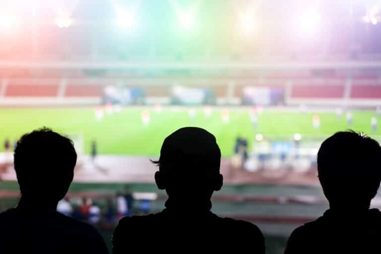 Voetbalsteward worden (2026): opleiding, oranje pas, vergoeding en wat je mag