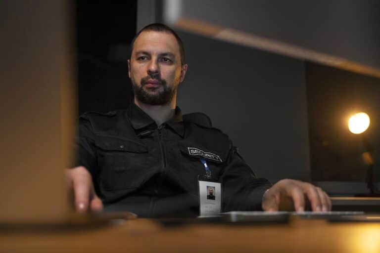 Winkeldiefstal afhandelen als beveiliger (2026): politie, schadevergoeding of allebei?